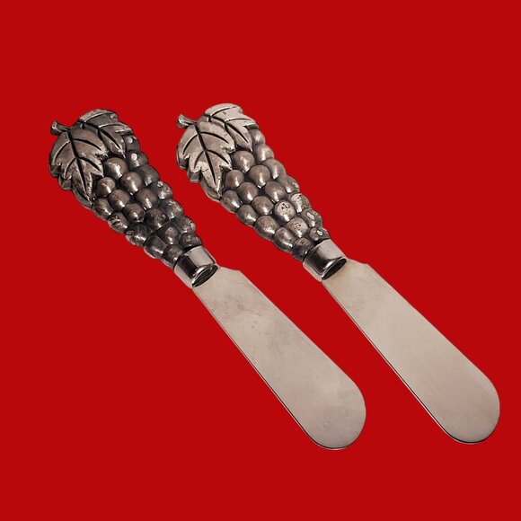Vintage Pewter Grapes Handle Cheese Spreaders Set of 2 - Picture 6 of 8